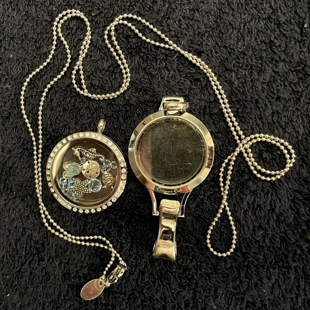 Origami Owl necklace with TWO interchangeable faces